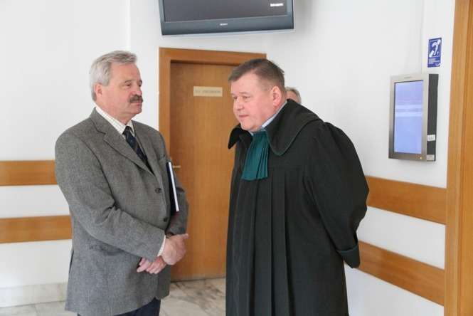 Marek Trela i adwokat Grzegorz Fertak, reprezentujący pozwaną stadninę, fot .Ewelina Burda