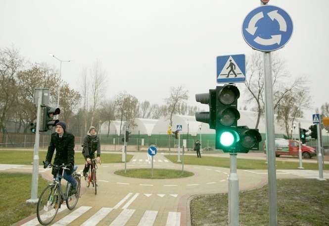 Miasteczko przy al. Zygmuntowskich: są tu znaki drogowe, przejścia dla pieszych i sygnalizacja świetlna