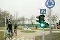 Miasteczko przy al. Zygmuntowskich: są tu znaki drogowe, przejścia dla pieszych i sygnalizacja świetlna
