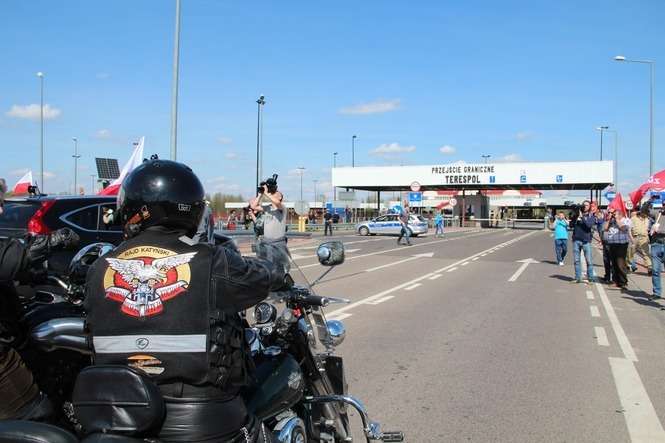 Rok temu przed przejściem granicznym w Terespolu członkowie  Międzynarodowych Motocyklowych Rajdów Katyńskich chcieli przywitać motocyklistów z klubu Nocne Wilki/ fot.E.Burda 