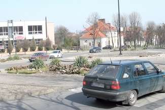 Przebudowane rondo ma być ozdobą placu otoczonego budynkami zabytkowej Dyrekcji i kompleksem Chełmskiego Domu Kultury 
