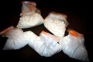 Policjanci weszli do mieszkań, znaleźli 13 kg amfetaminy. 7 osób zatrzymanych