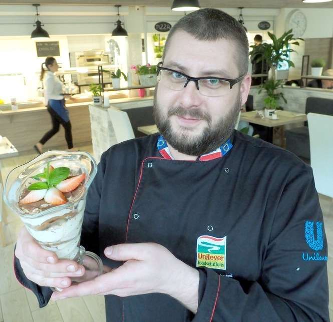 Mariusz Stelmasiewicz, szef kuchni restauracji Le Monde poda włoskie tiramisu