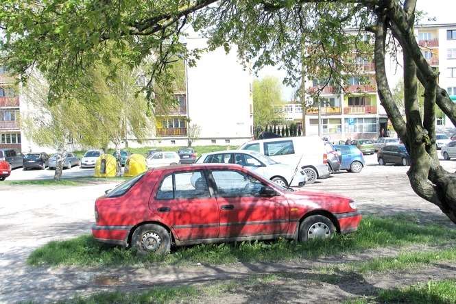 W sytuacji, kiedy parkingów jest za mało, zdesperowani kierowcy zostawiają swoje samochody byle jak i byle gdzie. Fot. Jacek Barczyński<br />
