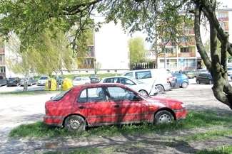 W sytuacji, kiedy parkingów jest za mało, zdesperowani kierowcy zostawiają swoje samochody byle jak i byle gdzie. Fot. Jacek Barczyński
