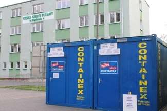 Interesanci tymczasowo przyjmowani są w kontenerach, które stanęły na parkingu przed urzędem (fot. UG)