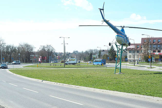 Rondo z helikopterem zwane jest „rondem blacharzy” ze względu na dużą ilość kolizji i wypadków, do których tutaj dochodzi. (fot. Maciej Kaczanowski)