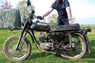 17-latek wjechał w pieszych motocyklem i uciekł