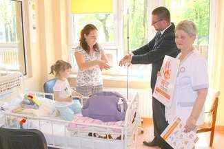 Najwdzięczniejszymi odbiorcami akcji były oczywiście dzieci, które bardzo chętnie dezynfekowały dłonie i sprawdzały ich czystość pod specjalnym urządzeniem. W zamian otrzymywały upominki i książeczki. Dla dorosłych były odpowiednie certyfikaty