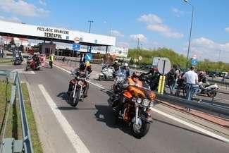 W niedzielę przed przejściem granicznym w Terespolu zgromadziło się ok. 100 motocyklistów. Byli to m.in. członkowie Międzynarodowych Rajdów Katyńskich. Byli też motocykliści z Czech, Słowacji i Niemiec. Część z nich deklarowała przynależność do klubu Nocne Wilki / Fot. Ewelina Burda