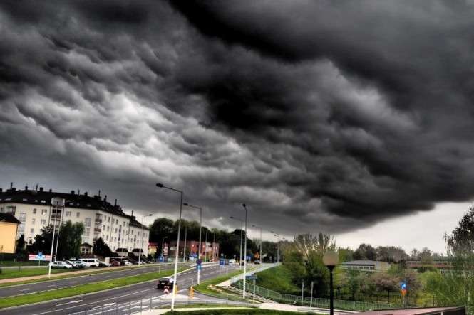 W poniedziałek wieczorem nad Lublin dotarły deszczowe chmury (Fot. Maciej Kaczanowski)