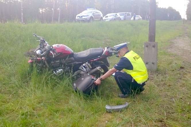 Podczas zbliżającego się długiego weekendu policja zapowiada wzmożone kontrole. Podczas wypadku z motocyklem kierowca samochodu zazwyczaj nie ponosi uszczerbku na zdrowiu. Motocyklista prawie zawsze trafia do szpitala. Wszyscy muszą o tym pamiętać. Na zdjęciu wypadek w Okunince (Fot. Policja)