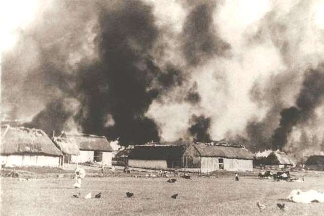 Amerykanin John Vachon 2 maja 1946 roku jechał na trasie Puławy-Lublin. Zauważył na niebie łunę, zatrzymał się, robił zdjęcia przekonany, że to zwykły pożar
