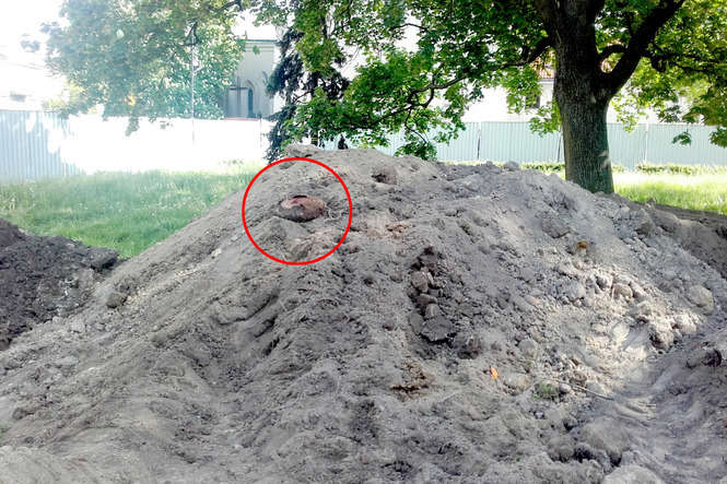 W pobliżu poniemieckiego tunelu odkopano dwie miny przeciwpancerne i nieduży pocisk artyleryjski