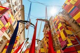 Kolorowe słupy, lampiony, słońce i sztukmistrze. Lubelska ulica we Wrocławiu
