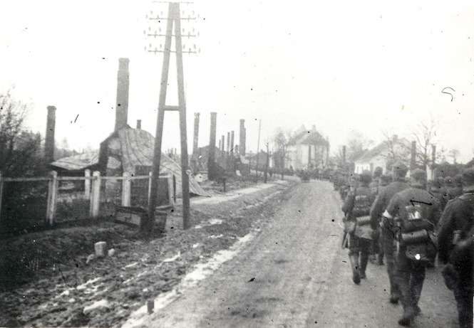 Niemiecka kolumna wojskowa wkracza do zniszczonego Markuszowa 15 września 1939 r.