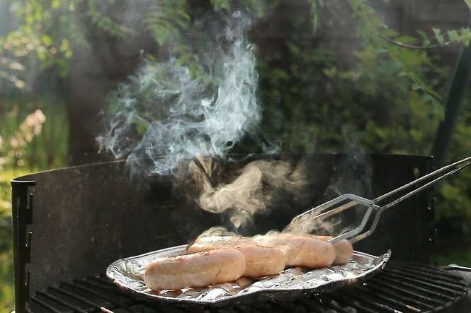 Mięso czy warzywa układamy na ruszcie dopiero wtedy, gdy ogień zgaśnie, a węgiel żarzy się na całej powierzchni paleniska, fot. Maciej Kaczanowski<br />
