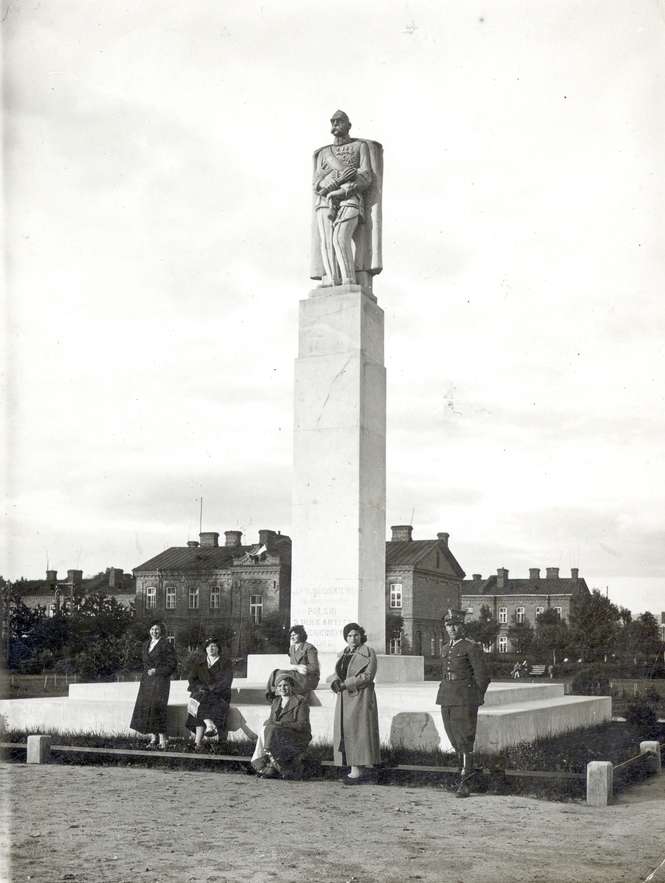 W 1933 r. pomnik Józefa Piłsudskiego autorstwa Jakuba Juszczyka stanął na terenie ówczesnych koszar. Fot. Archiwum Państwowe w Zamościu