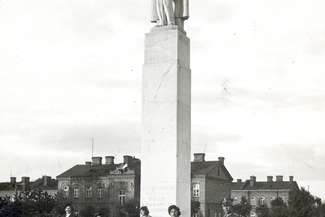 W 1933 r. pomnik Józefa Piłsudskiego autorstwa Jakuba Juszczyka stanął na terenie ówczesnych koszar. Fot. Archiwum Państwowe w Zamościu