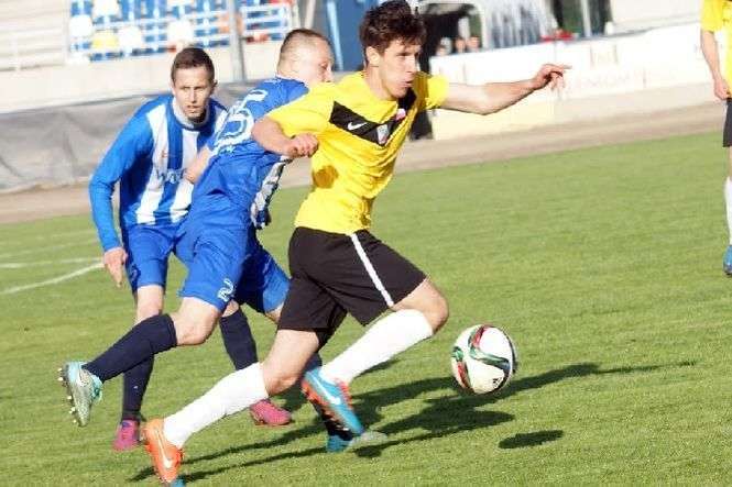 Przemysław Orzechowski (w żółtej koszulce) strzelił honorową bramkę dla Tomasovii Tomaszów Lubelski<br />
<br />
Fot. TOMASOVIA.TOMASZOW.INFO