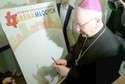 Abp Stanisław Budzik i przedstawiciele lokalnych mediów złożyli pamiątkowe podpisy pieczętujące współpracę przy ŚDM (fot. Agnieszka Antoń-Jucha)