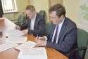 Wczoraj Krzysztof Kopyść (z prawej), wójt gminy Lubartów oraz Dariusz Urbanik z firmy Skanska złożyli podpisy pod umową. Roboty ruszą w ciągu najbliższych miesięcy
