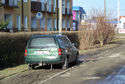 Mimo, że na poboczu drogi wzdłuż bloku przy ul. Kopernika 1 w Świdniku parkować nie można, to kierowcy notorycznie rozjeżdżają zieleń