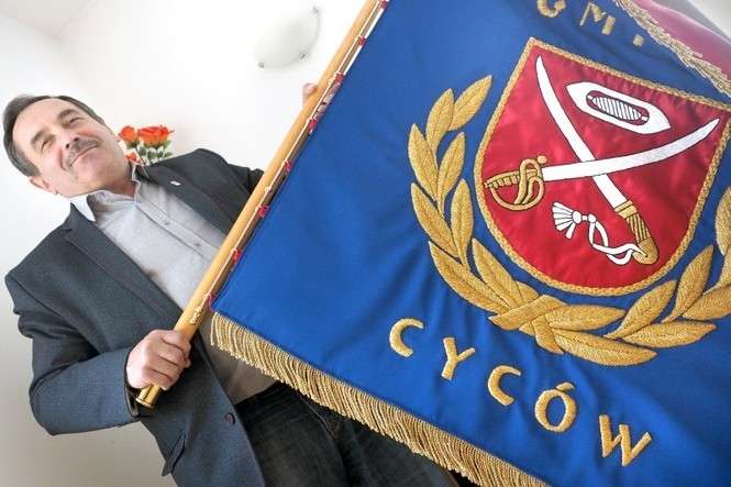 Wiesław Pikuła, wójt gminy Cyców, prezentuje sztandar z nowym herbem (fot. Wojciech Nieśpiałowski)