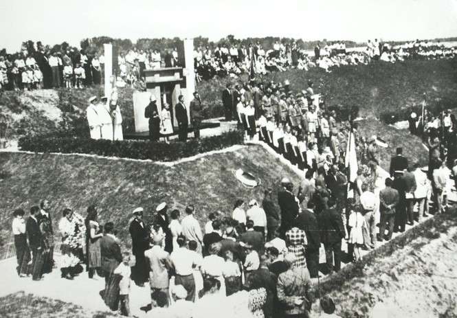 Odsłonięcie pomnika pomordowanych na wale wiślanym - 1956 r.<br />
