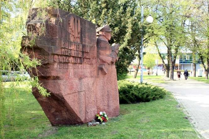 Pomnik przedstawiający polskiego i radzieckiego żołnierza od wielu lat budzi kontrowersje (fot. Radosław Szczęch)