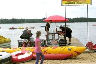 Popularne wśród letników przejażdżki na ciągniętym przez motorówkę bananie nadal będą aktualne (fot. Jacek Barczyński)