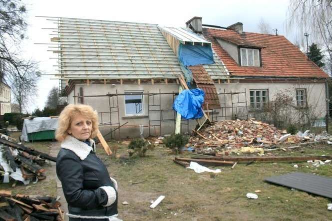 Krystyna Górecka przed swoim domem w lutym (fot. Radosław Szczęch)