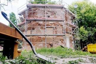 XV-wieczna budowla ma około 74 mkw powierzchni użytkowej. Nieruchomość tworzy z działką ponad 1300 mkw i sąsiednim budynkiem gospodarczym.