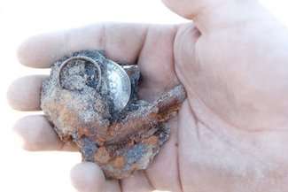 Zawartość portmonetki znalezionej przy jednym z żołnierzy: dwie monety i sygnet