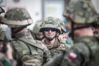 Służba ochotnicza polega na szkoleniu w jednostce wojskowej jeden, maksymalnie dwa weekendy w miesiącu