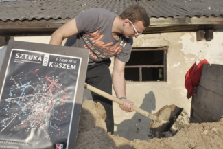 - Po spotkaniu z kolegami ze szkoły, Nordykiem i DJ Krzakiem, pomyślałem, że może nie ma sensu jechać. Może lepiej zrobić turniej tutaj, na miejscu? - opowiada Konrad Smoliński. - A, że oni robią w muzyce i sztuce, to idea połączenia tych dziedzin ze sportem wyszła naturalnie. I potem wszyscy ten pomysł kupili.