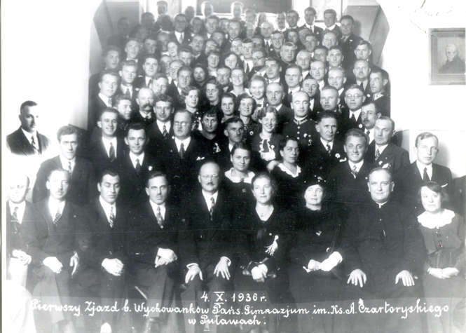 ks. Z. Adamczewski wśród absolwentów - 1936 r. (Zdjęcia z archiwum Muzeum Oświatowego w Puławach)