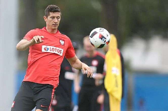 Robert Lewandowski wciąż czeka na pierwszą bramkę na Euro 2016<br />
FOT. LACZYNASPILKA.PL<br />
