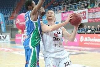 Fot. Maciej Kaczanowski

Jarosław Trojan (z piłką) jest jednym z graczy, którzy zostaną w TBV Starcie na kolejny sezon