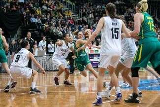 Ściągnięcie Tess Madgen (przy piłce) do Lublina to jeden z hitów transferowych letniego okienka w Tauron Basket Lidze Kobiet

fot. wnba
