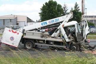 Najechał na tył ciężarówki. Pasażer zginął, kierowca w szpitalu
