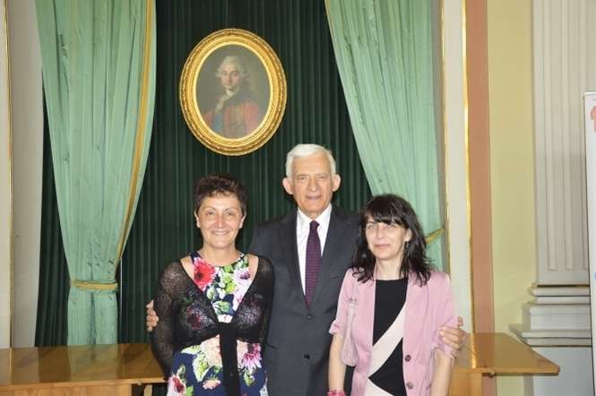 Podczas gali na Zamku Królewskim Nagrodę Super Samorząd 2016 wręczył Jerzy Buzek. Na zdjęciu z Elżbietą Wąs i Anną Grytą<br />
