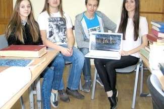 Patryk Gąsior (drugi z lewej) wraz ze szkolnym kolegą i koleżankami (fot. Jacek Barczyński)