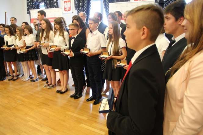 W czwartek najlepsi uczniowie bialskich szkół dostali od prezydenta Złote Pióra 