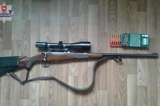 Wystrzelony pocisk przebił zewnętrzną ścianę budynku, wykonaną z drewnianych bali, następnie przebił drewnianą ściankę działową we wewnątrz domu i uszkodził leżący na podłodze dywan oraz posadzkę.