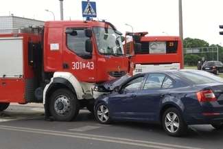 Ul. Prusa: Wóz strażacki jechał do kolizji. Uderzył w niego samochód
