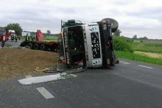 Wiózł koparkę i żwir. Przewrócił się na drogę. Dwie osoby w szpitalu