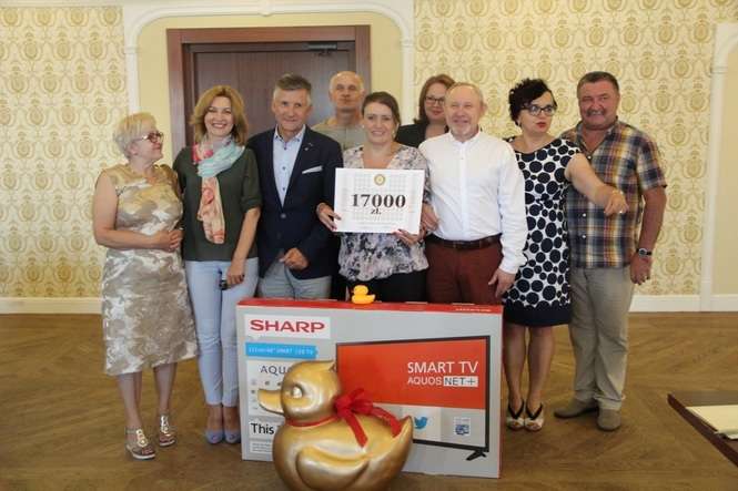  Klub Rotary w Białej Podlaskiej przekazał stowarzyszeniu Wspólny Świat czek na 17 tys. zł/ fot.E.Burda 