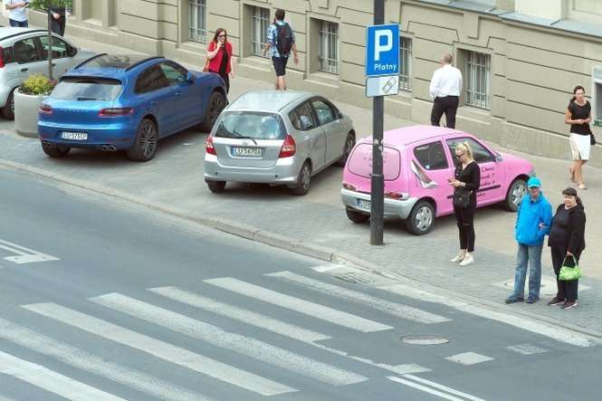 Już wiadomo, że miejsc parkingowych zmieści się mniej, niż do tej pory. Przykład? Od różowego auta w lewo, bo uwzględniane mają być też przepisy zakazujące parkowania w mniejszej, niż 10 m odległości od przejść