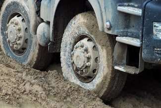 Według nowych przepisów, za zniszczenie lokalnej drogi zapłaci nie tylko budująca ekspresówkę firma, ale też kierowcy przeładowanych ciężarówek